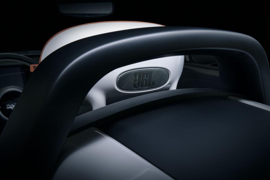 Детали интерьера Fiat 500e Concept by Harman (FF) 2019 года  (фото 3 из 10)